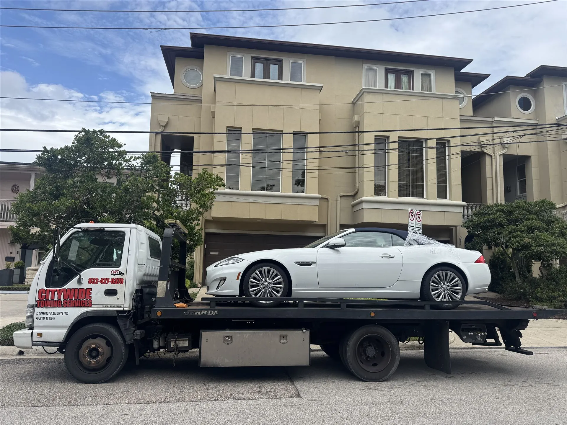 Citywide Towing Services flatbed truck towing a vehicle in Houston, TX