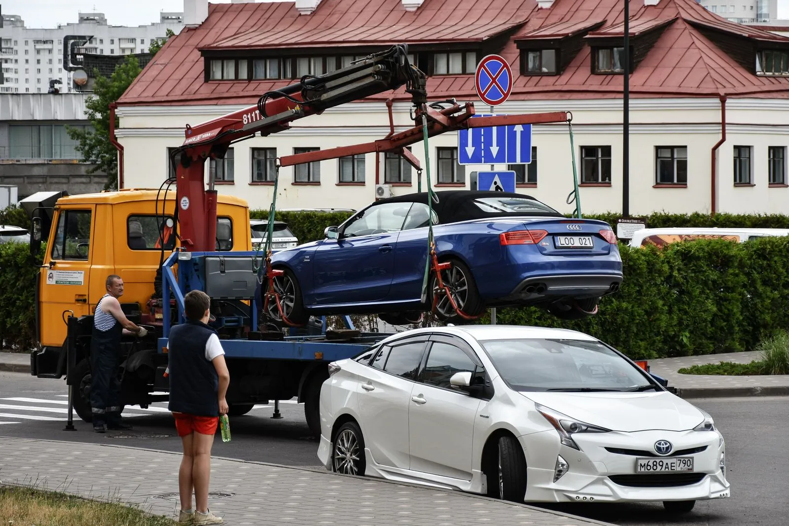 Tow truck providing 24/7 emergency towing service