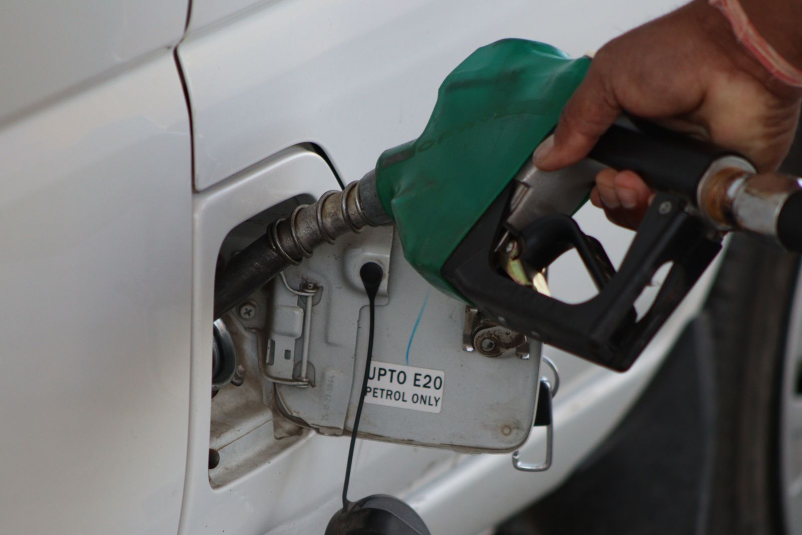Refueling a vehicle during an emergency fuel delivery call